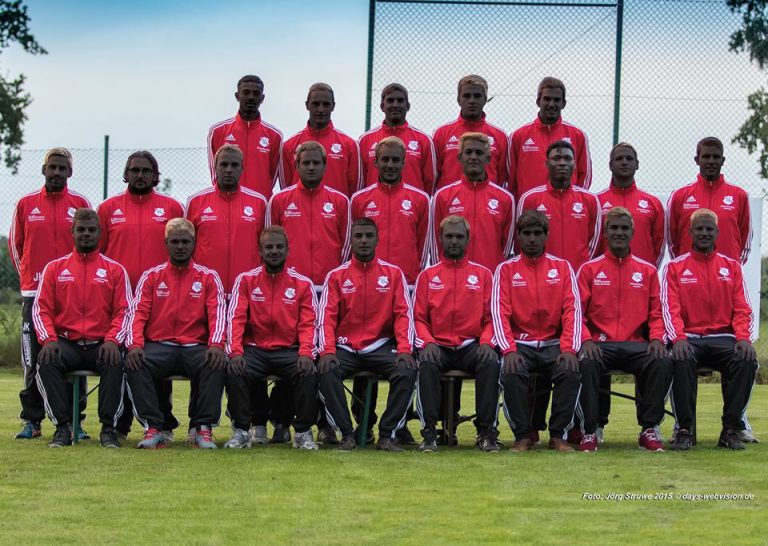 Voi siete razzisti? E noi ci dipingiamo il viso di nero!