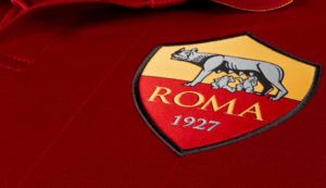 La maglia della Roma con il suo classico logo