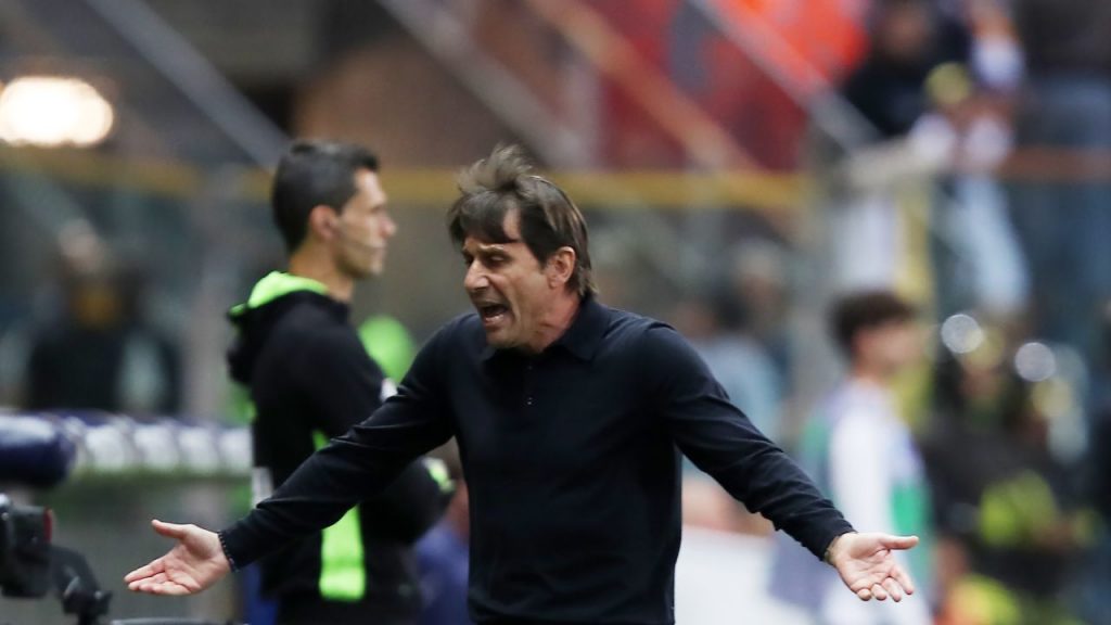 Volano i calci a Castel Volturno: lite furiosa tra Conte e un calciatore | Marcirà in panchina tutto l’anno