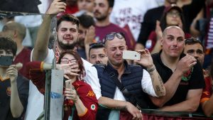 Tifosi in lacrime per l'addio al calcio italiano