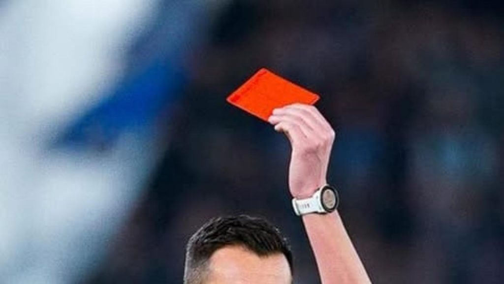 Ci avete rubato la partita: gravi accuse dell’attaccante juventino | Si becca una lunga squalifica