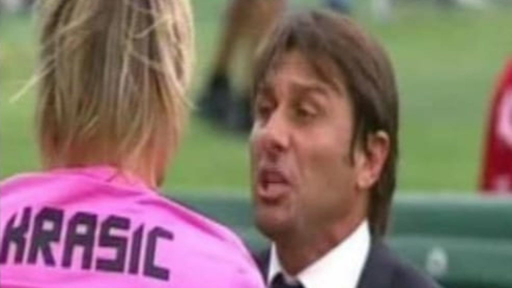 Sembrano i tempi di Milos Krasic: Conte urla, ma il calciatore non capisce | Spogliatoio Napoli a pezzi