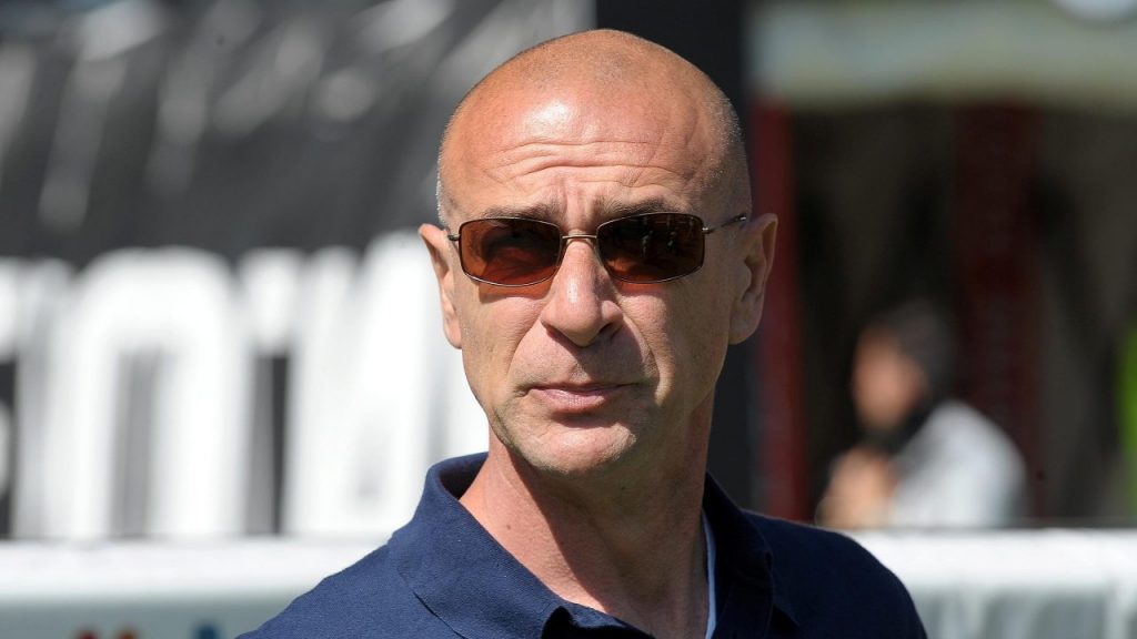 Occhiali da sole sulla testa, penna in mano e firma sul contratto | Ballardini in Serie A dopo la sosta