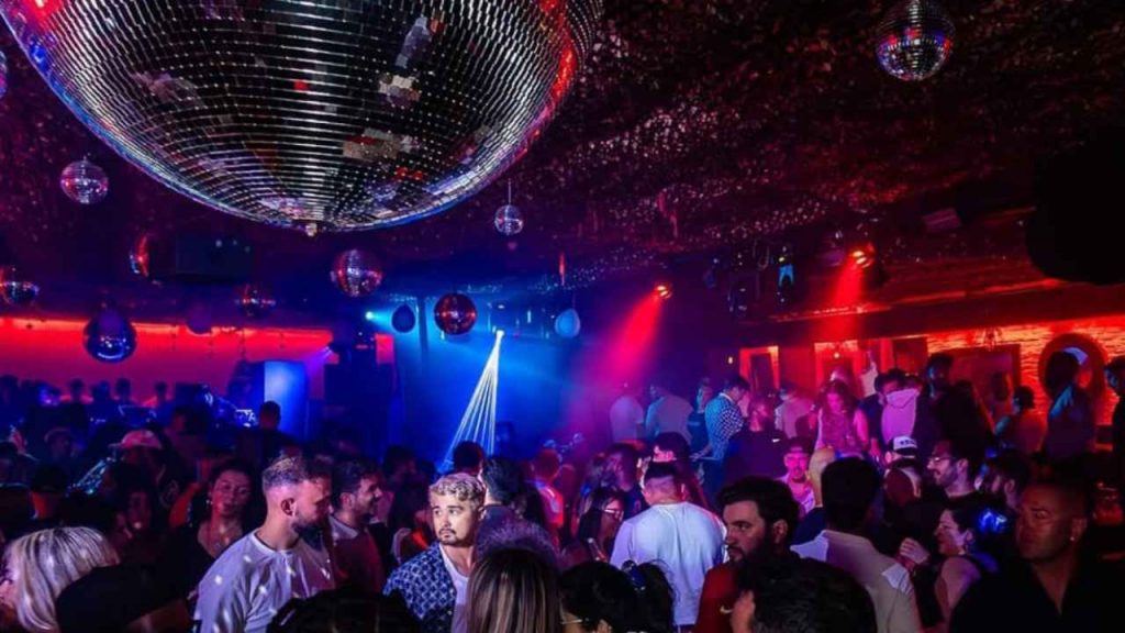 Musica, cocktail e ragazze: il dirigente juventino becca il suo bomber in discoteca | Proprio prima della Champions