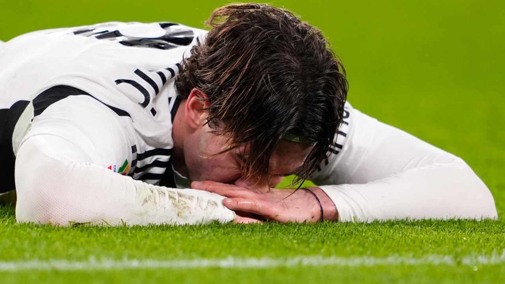 Vlahovic scaricato anche in patria: fuori per sempre dai convocati della Serbia | Carriera bruciata a 25 anni