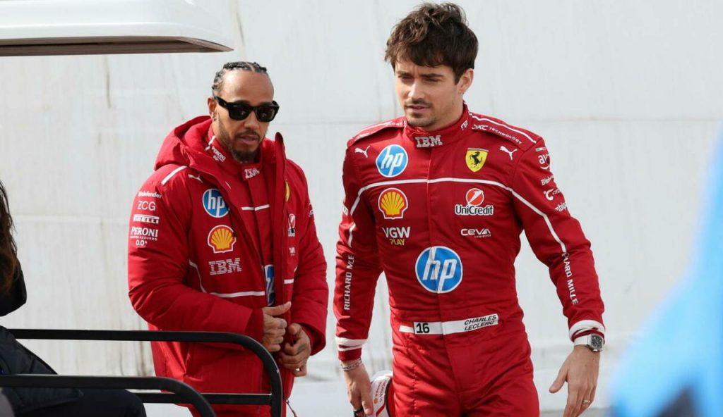 A Maranello c’è una talpa, Leclerc ed Hamilton se ne sono accorti | I piloti sbottano: o lui o noi