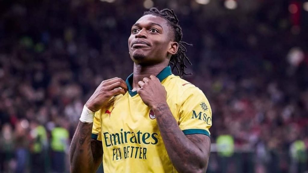 Il Milan vola in vetta nel segno di Leao: 2-1 in rimonta sulla Fiorentina | Rabbia viola per il rigore concesso