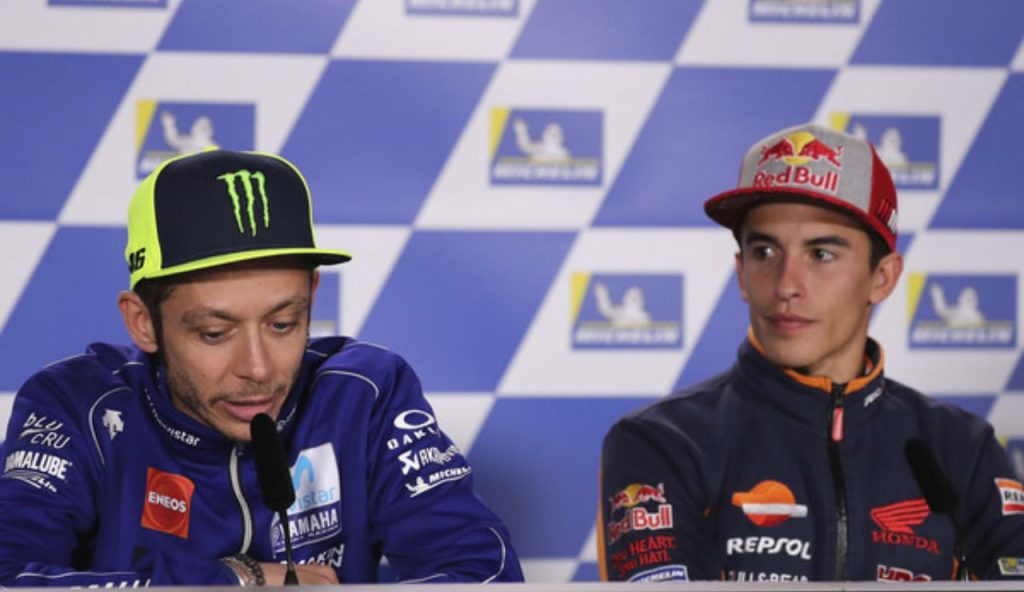 Nel paddock si è scoperto tutto: Bezzecchi ha preso ordini da Rossi | Doveva far male a Marquez