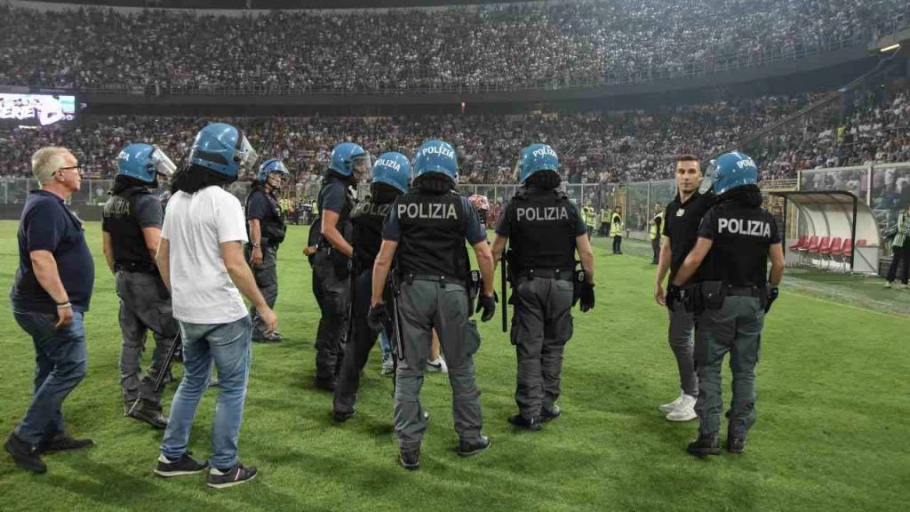Sembrava l’incubo dell’Heysel: tragedia durante la partita | Allo stadio scoppia il pandemonio