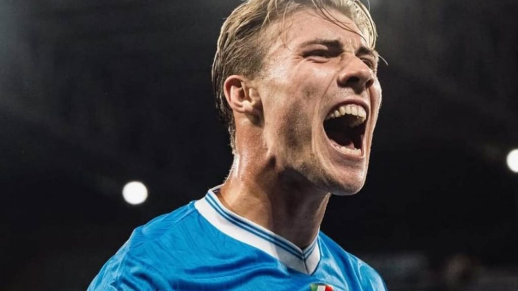 Hojlund trascina il Napoli, la Juve beffata dal gol dell’ex | Tutti i risultati della Champions League