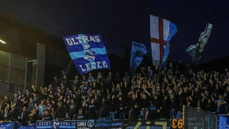 Tifosi del Lecco in tribuna