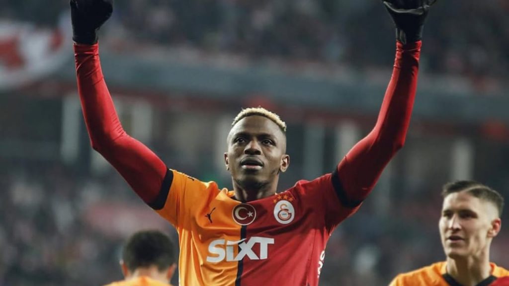 Osimhen chiama il suo amicone ad Istanbul, lui vede i soldi e accetta l’offerta | Lascia Napoli il 1° gennaio