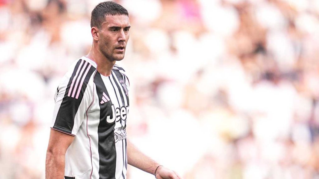 6° minuto di Juventus-Udinese: Vlahovic fa un gesto inaspettato | Sulle tribune dello Stadium è calato il gelo